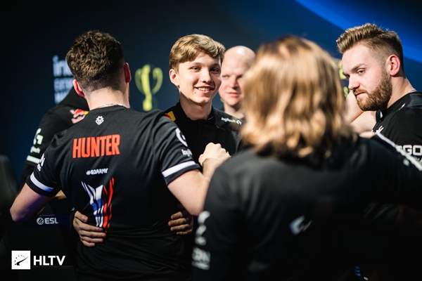 JackeyLove Xia的团战无缝衔接，Creme Sylas表现出色， Top Esports 扳平了比分